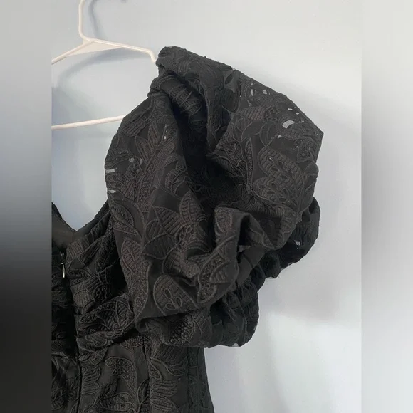 Self Portrait Black Puff Sleeve Leaf
Guipure Midi Dress - Picture 6 of 9